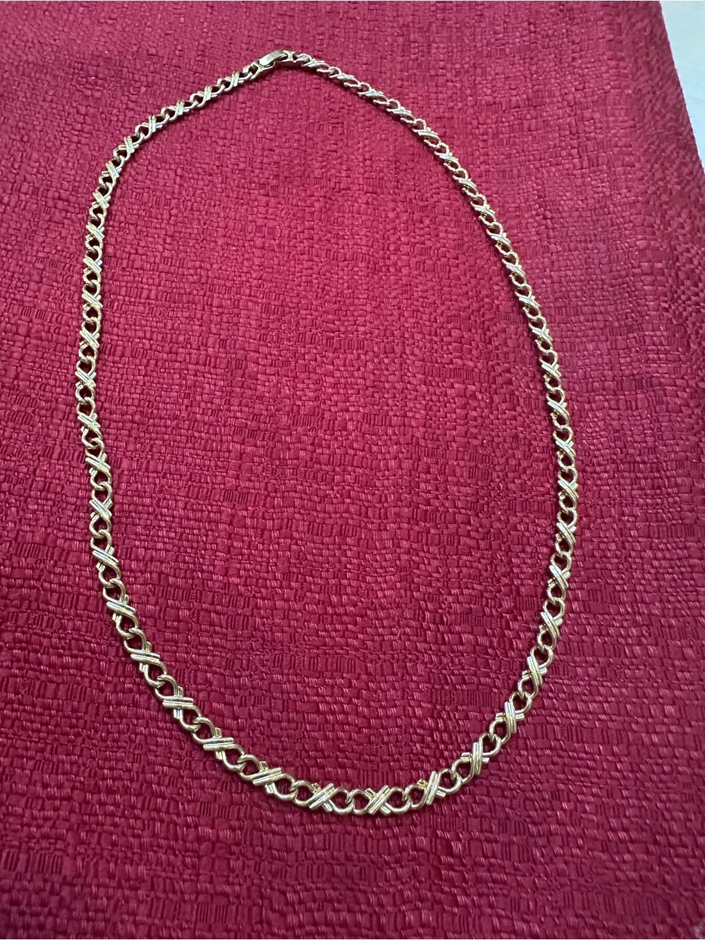 Elegant Gold-Tone Women’s XOXOXO Chain Necklace